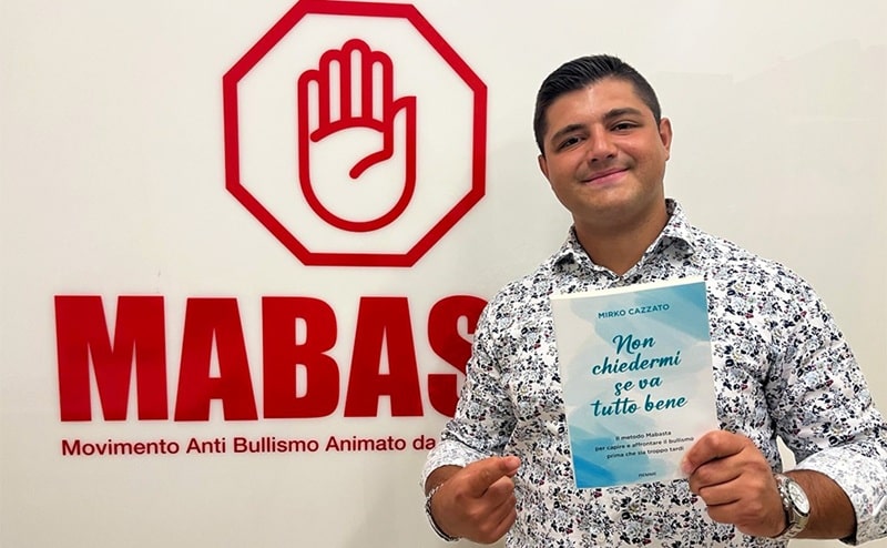 “Non chiedermi se va tutto bene”. Mirko Cazzato racconta come prevenire e affrontare il bullismo