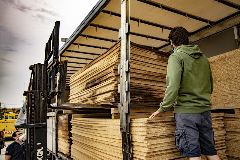 Scarico legno confiscato alla mafia Ph. Carlo DAgnano