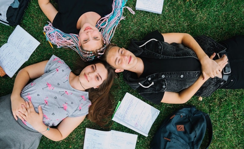 Con i Bambini. Selezionati 51 progetti per promuovere il benessere degli adolescenti in Italia