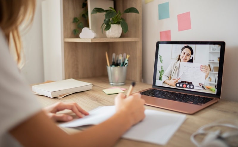 "In Pari". Il volontariato online che unisce tecnologia, educazione e inclusione